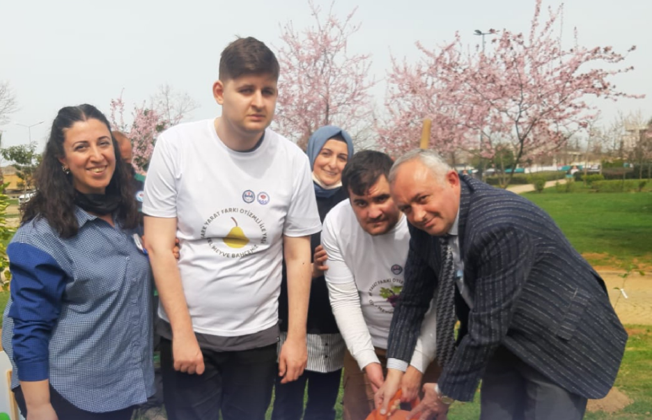 Kurucumuz Adem ÇELİK otizmli gençlerle fidan dikimi etkinliğini gerçekleştirdi.